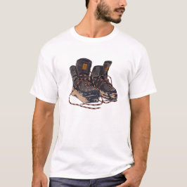泥だらけのハイキングブーツ グラフィック アウトドアアドベンチャー Tシャツ