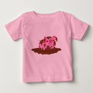 泥の中にかわいい漫画の豚 ベビーTシャツ