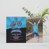 泥の楽しい写真に乗ってダートバイクの誕生日の招待 招待状 (スタンド正面)