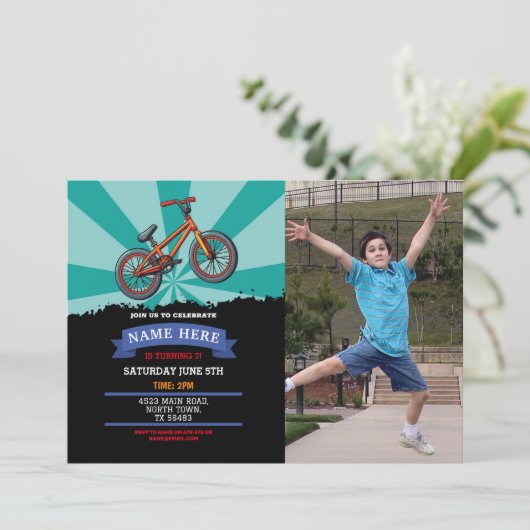 泥の楽しい写真に乗ってダートバイクの誕生日の招待 招待状 (スタンド正面)