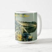 泥地ヒマワリを持つバレンタインのわに コーヒーマグカップ (正面右)