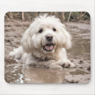 泥水の中の幸せな犬 マウスパッド