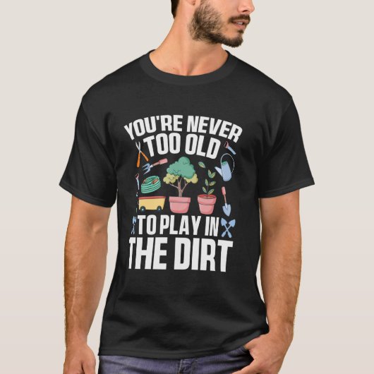 泥遊びはお年寄りになっても楽しい おかしな庭 ガーデニング Tシャツ (正面)