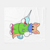 注射器で予防接種する猫 フリースブランケット (正面(横))