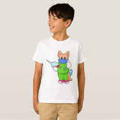 注射器で予防接種する猫 Tシャツ (正面フル)