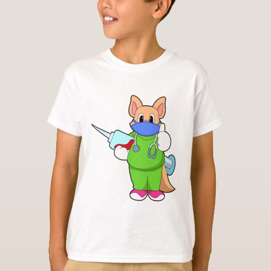 注射器で予防接種する猫 Tシャツ (正面)