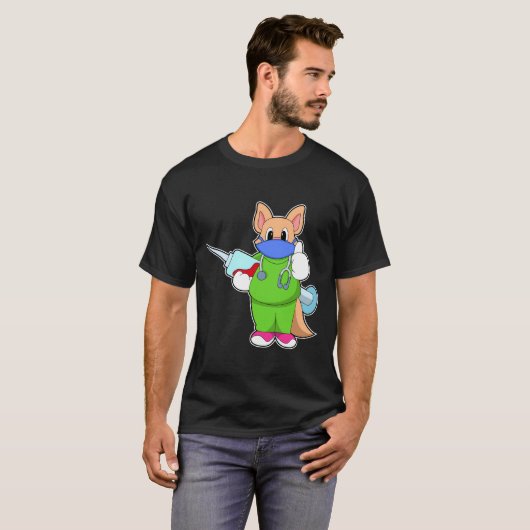 注射器で予防接種する猫 Tシャツ (正面フル)