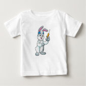 注射器で予防接種を受けているウサギ ベビーTシャツ (正面)