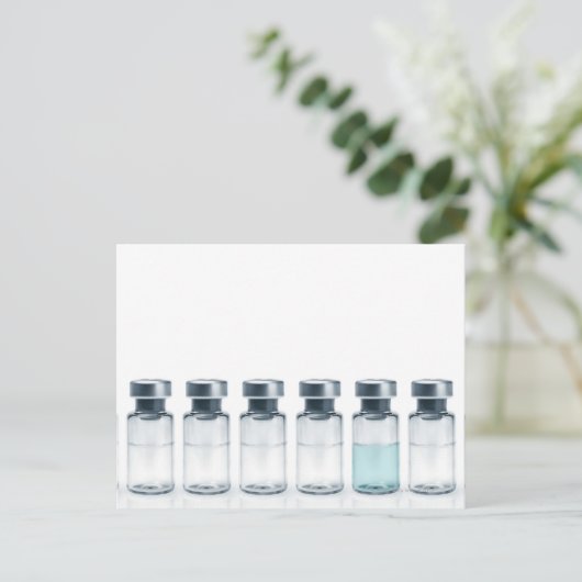 注射用薬剤を含むバイアル。これは ポストカード (スタンド正面)