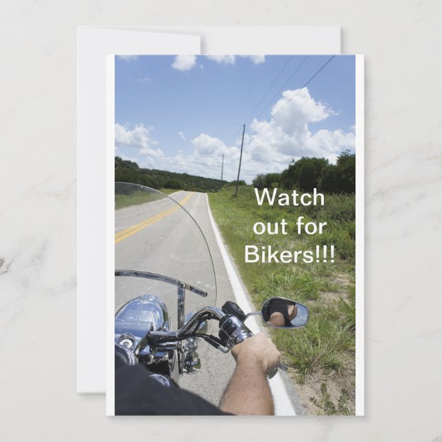 注意してバイクもしくは自転車に乗る人 (正面)