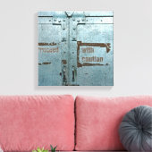 注意して青い灰色の工業用ドアで進む キャンバスプリント (インサイチュ (リビング))