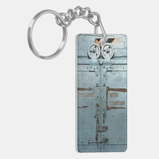注意して青い灰色の工業用ドアで進む キーホルダー (正面左)