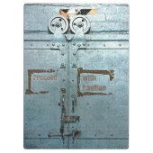 注意して青い灰色の工業用ドアで進む クリップボード (裏面)