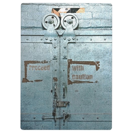 注意して青い灰色の工業用ドアで進む クリップボード (裏面)