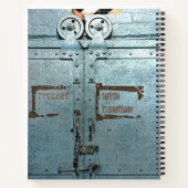 注意して青い灰色の工業用ドアで進む ノートブック (裏面)
