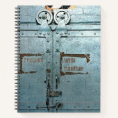 注意して青い灰色の工業用ドアで進む ノートブック (正面)