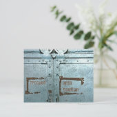 注意して青い灰色の工業用ドアで進む ポストカード (スタンド正面)