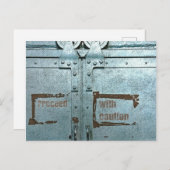 注意して青い灰色の工業用ドアで進む ポストカード (正面/裏面)