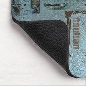 注意して青い灰色の工業用ドアで進む マウスパッド (コーナー)