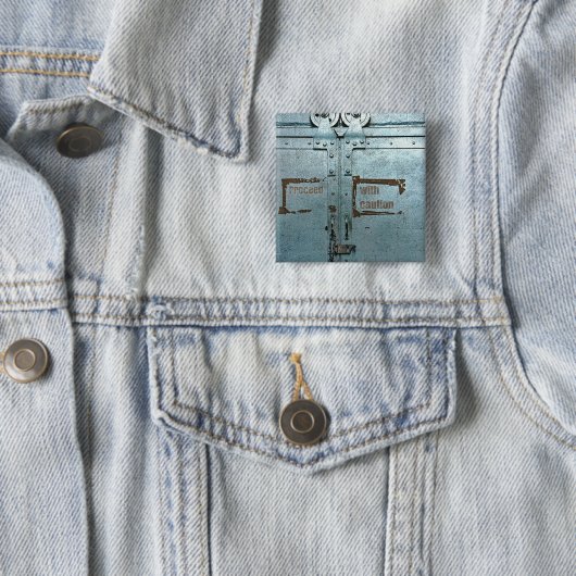 注意して青い灰色の工業用ドアで進む 缶バッジ (インサイチュ)