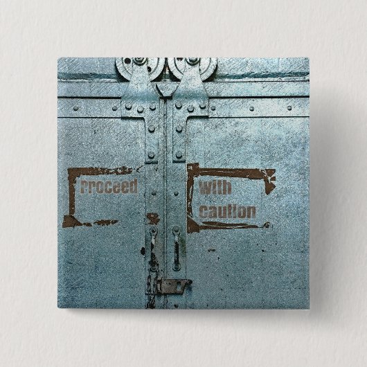 注意して青い灰色の工業用ドアで進む 缶バッジ (正面)