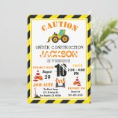 注意の建設中のダンプトラックの誕生日 招待状 (スタンド正面)