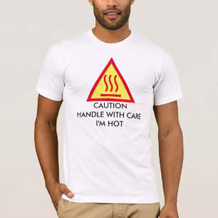 注意は私によってが熱い心配と扱います Tシャツ