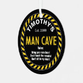 注意テープ効果とルールを持つ男の洞窟のサイン メタルオーナメント (正面左)