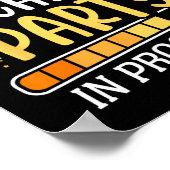 注意バチュラーパーティ進行中の新郎新婦ティー ポスター (角)