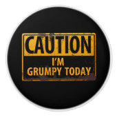 注意今日は不機嫌だ – 錆びた金属の危険サイン セラミックノブ (正面)