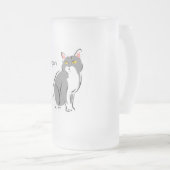 注意深い灰色および白い猫 フロストグラスビールジョッキ (正面右)