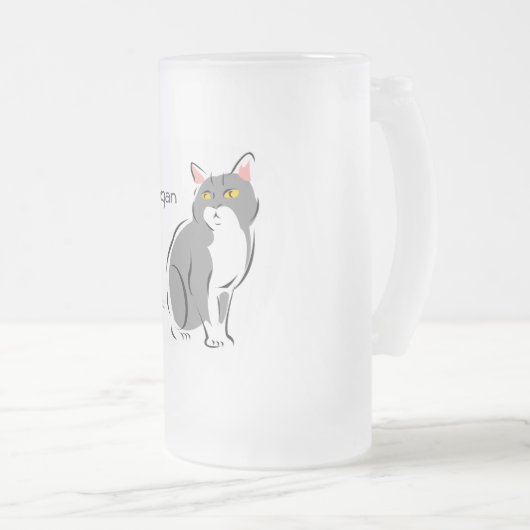 注意深い灰色および白い猫 フロストグラスビールジョッキ (正面右)