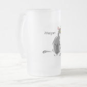 注意深い灰色および白い猫 フロストグラスビールジョッキ (正面左)