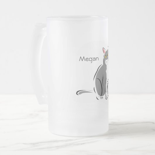 注意深い灰色および白い猫 フロストグラスビールジョッキ (正面左)