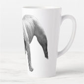 注意深くブルドッグを観察する朝 カフェラテマグ (右)