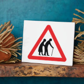 注意高齢者 – UK交通標識 フォトプラーク (側面)