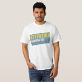 注意 この人に鋭利な物を渡さないでください Tシャツ (正面フル)