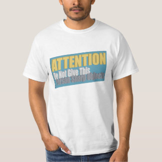 注意 この人に鋭利な物を渡さないでください Tシャツ