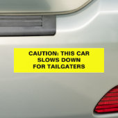 注意: この車はDOWNFOR TAILGATERSを遅らせます バンパーステッカー (車上)