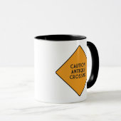 注意! 旧式な交差 マグカップ (正面右)