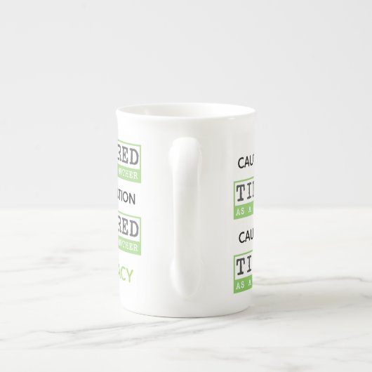 注意: 母新しいお母さんのギフトとして疲れた ボーンチャイナマグカップ (裏面)