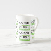 注意: 母新しいお母さんのギフトとして疲れた ボーンチャイナマグカップ (正面右)