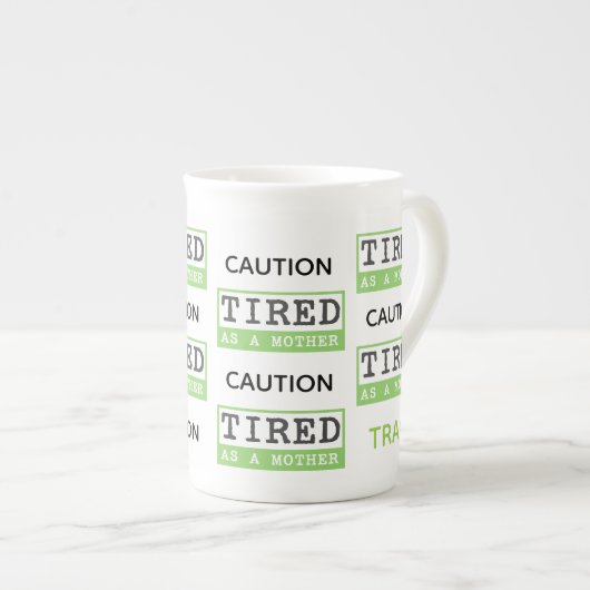 注意: 母新しいお母さんのギフトとして疲れた ボーンチャイナマグカップ (正面右)