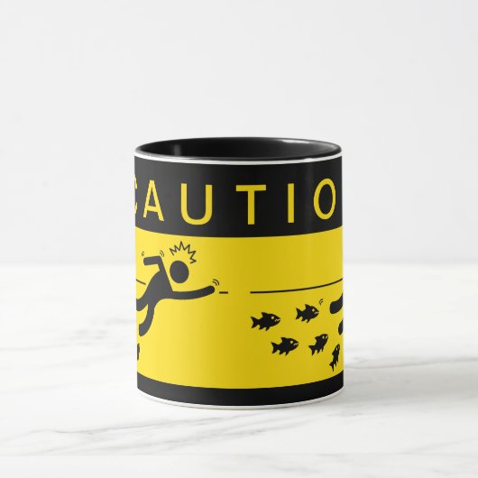 注意:水の中のピラニア マグカップ (中央)