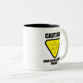 注意！高カフェイン値が存在する ツートーンマグカップ (正面右)