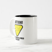 注意！高カフェイン値が存在する ツートーンマグカップ (正面左)