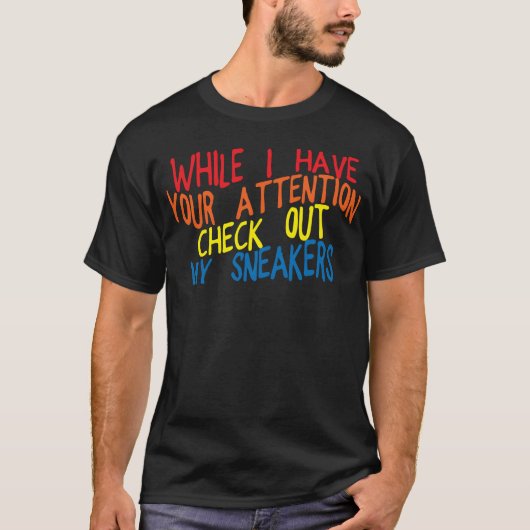 注目を集めてる今、スニーカーもチェック3 Tシャツ (正面)