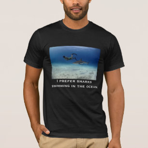 泳いでいる鮫 Tシャツ