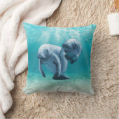 泳いでいる2匹のマナティー クッション (ブランケット)