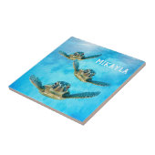 泳いでいる3匹のベビーのウミガメ タイル (側面)